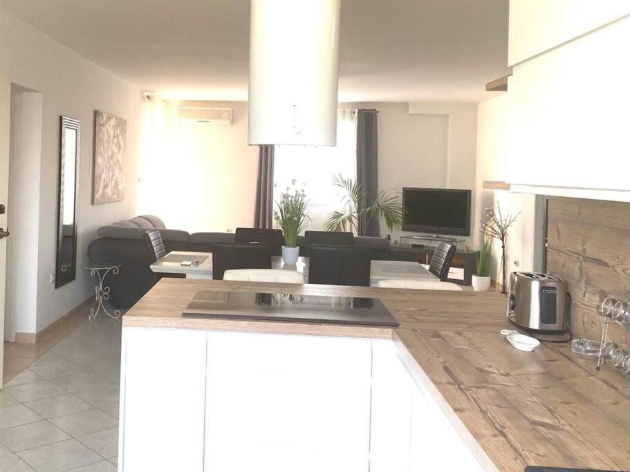 Lovely 3 Bedroom Apartment In Quiet Area W/ Pool PUY 외부 사진