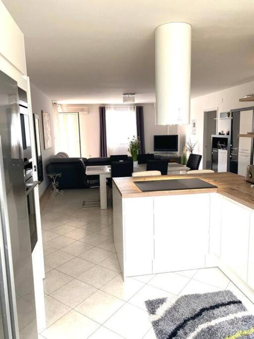 Lovely 3 Bedroom Apartment In Quiet Area W/ Pool PUY 외부 사진